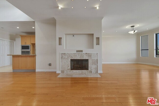 Building Photo - 4443 Ventura Canyon Ave