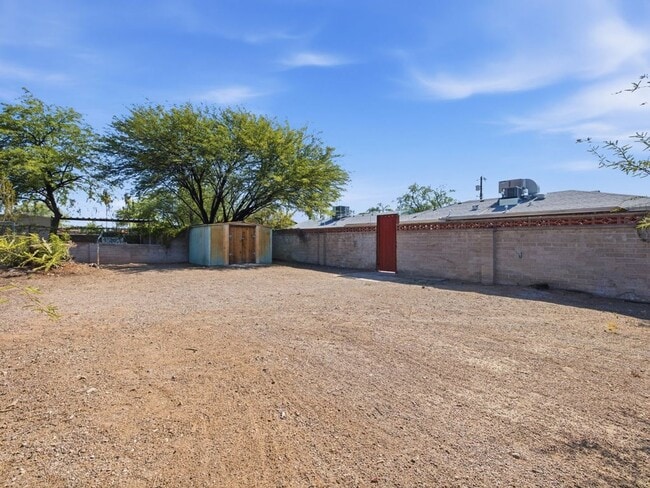 Building Photo - Charming 2-Bedroom Home with Vintage Character & Modern Comforts