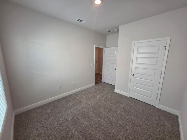 Building Photo - Brand new 5BR/3BA with Amenities Galore