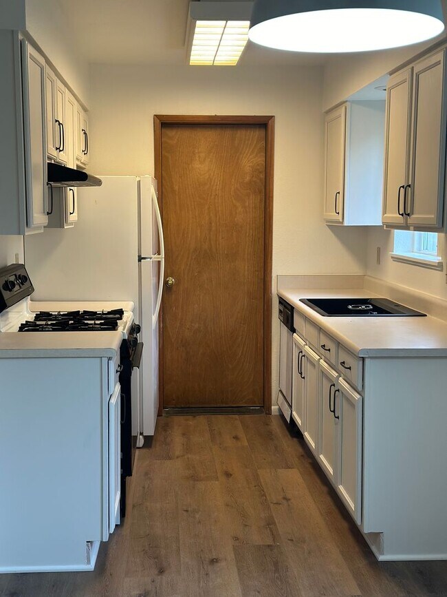 Building Photo - 5425 Glenridge Wy