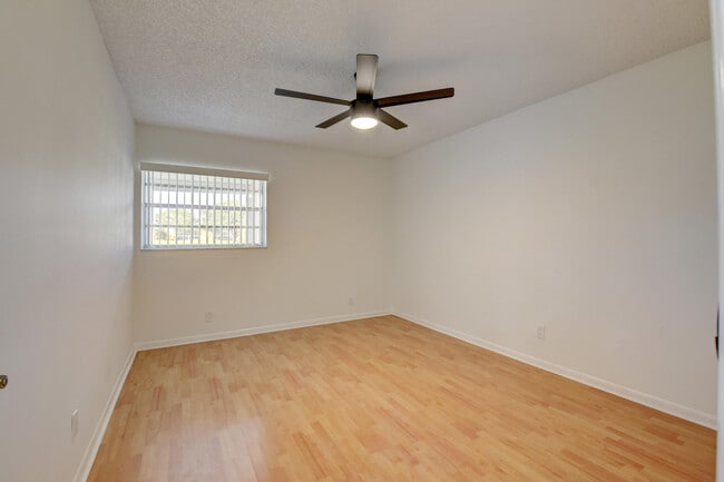 Building Photo - 548 Flanders L