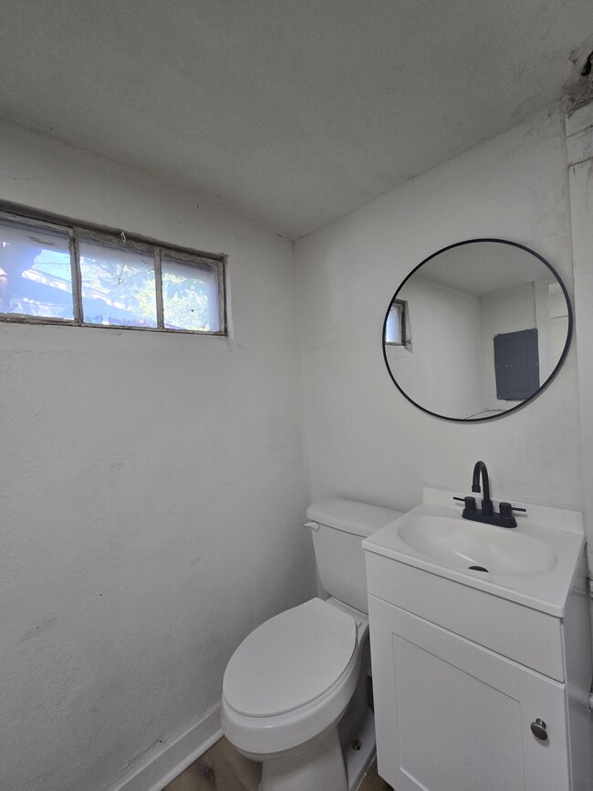 Building Photo - 1334 N Estelle St