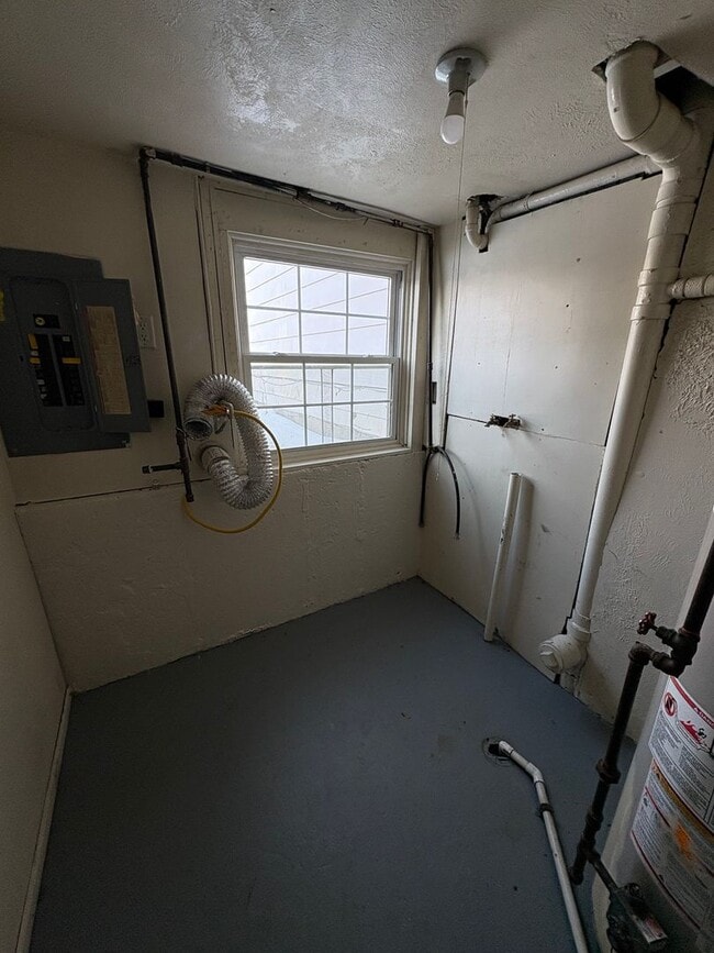 Building Photo - Charming 4 bed home located at in North Toledo