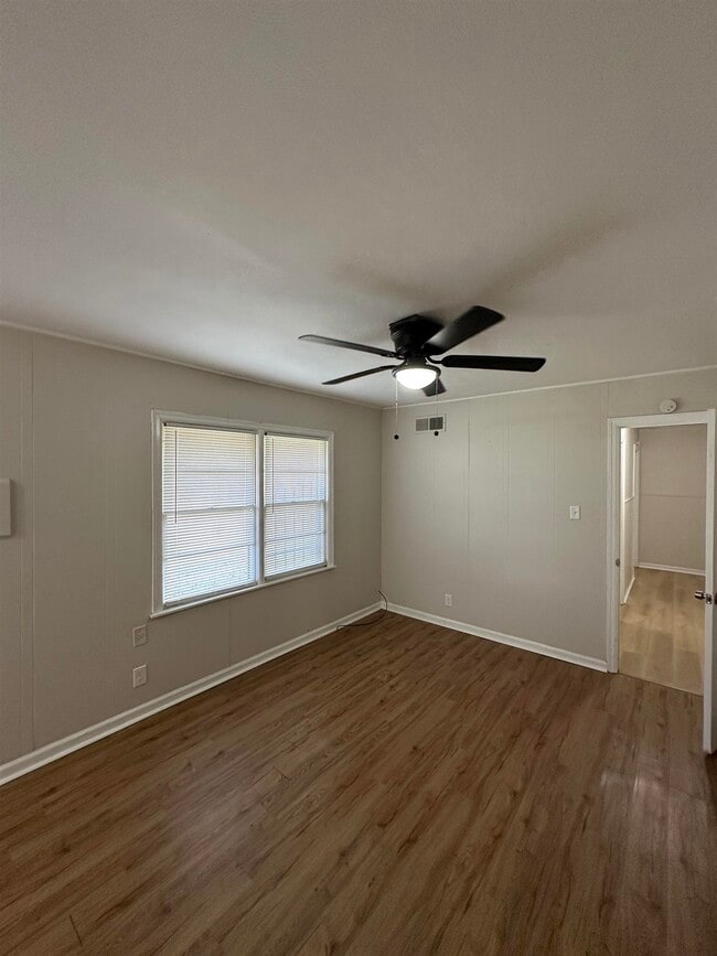 Building Photo - 470 Dreger Rd