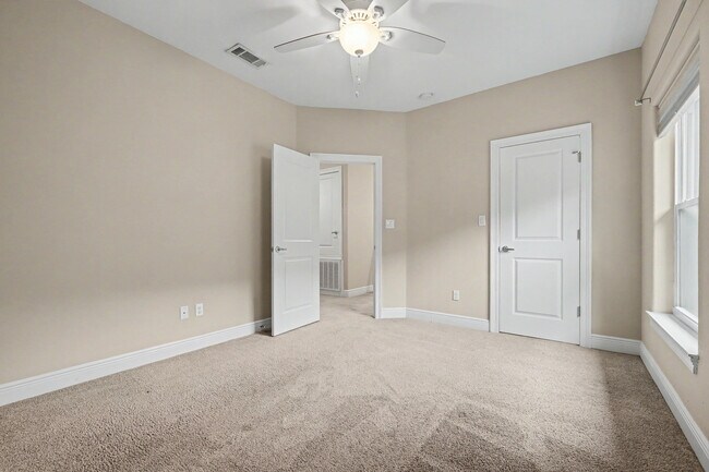 Building Photo - 490 Soundview Ct