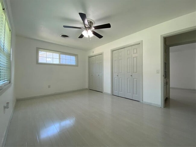 Building Photo - 608 Willow Bend Dr
