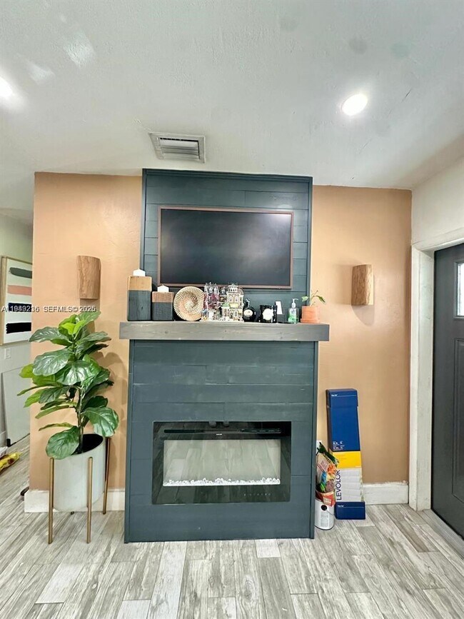 Building Photo - 651 E 38th St