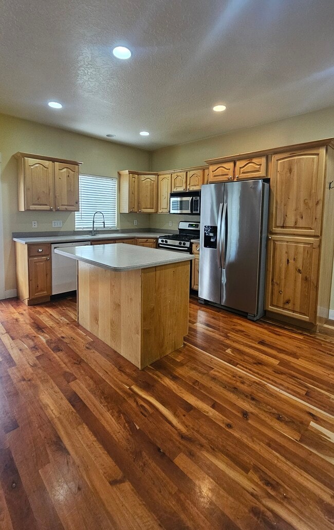 Building Photo - 2718 N Elm Dr