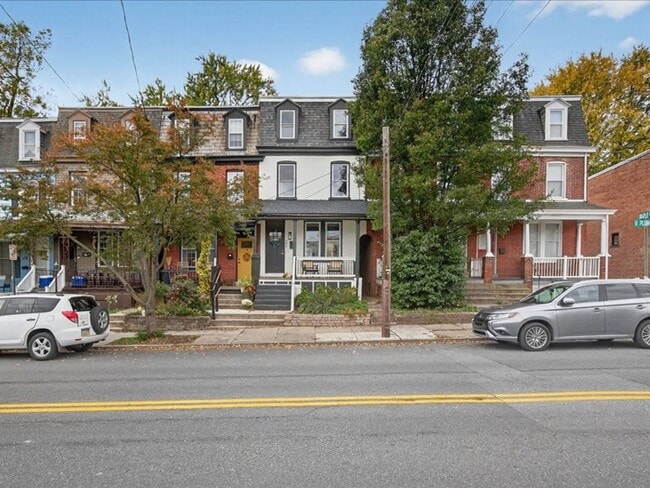 Building Photo - Gorgeous 4 Bedroom 2.5 Bathroom Available ...