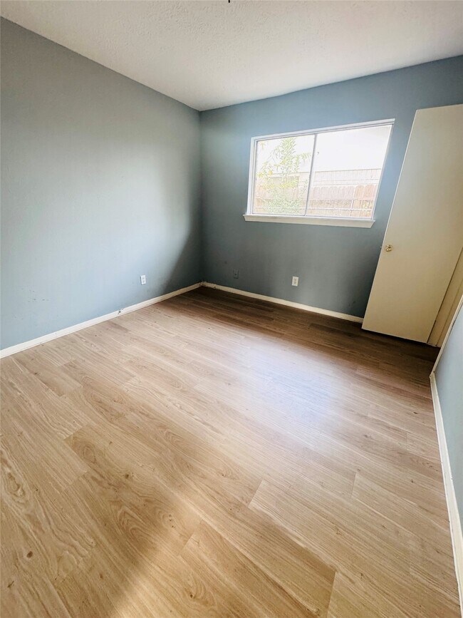 Building Photo - 12911 Scott St