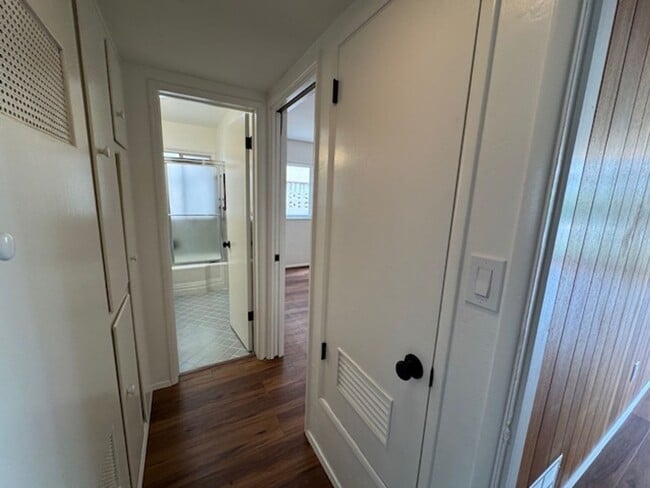Building Photo - Recently Renovated 2 Bed / 2 Bath Apartmen...