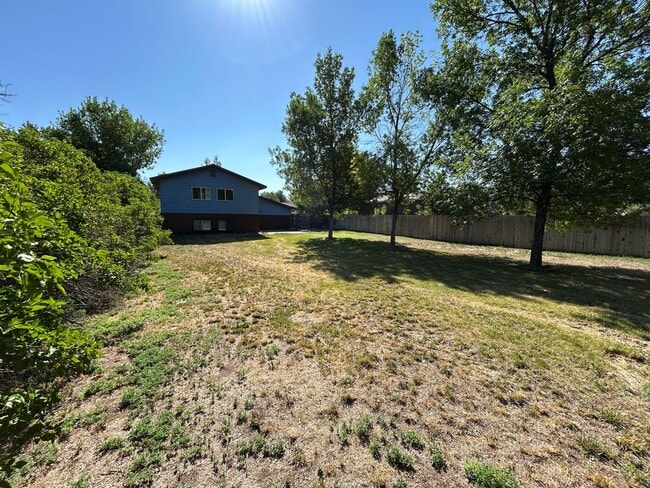 Building Photo - 5 Bed 2 Bath Home with 2 Car Attached Garage in Quiet Nice Neighborhood.