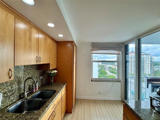 Building Photo - 2800 E Sunrise Blvd