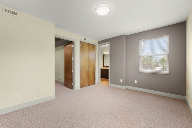 Building Photo - LUX 4BD, 5BA SloHi Home with Finished Base...