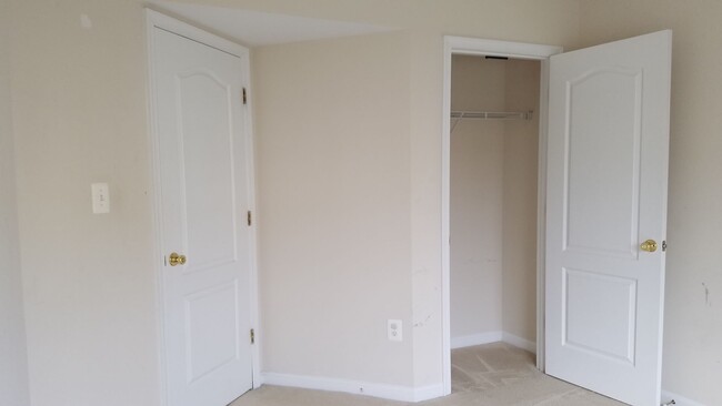Building Photo - 3 Level *END UNIT* townhouse in Frederick ...