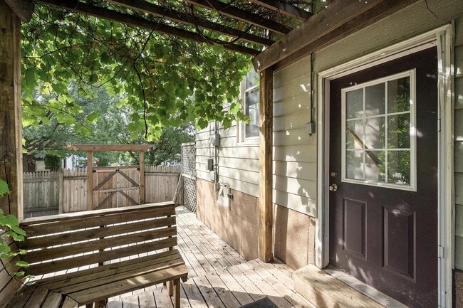 Building Photo - Magnificent, Beautifully UPDATED, 3 Bedroo...