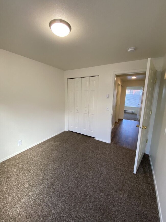 Building Photo - 1464 N Raymond St