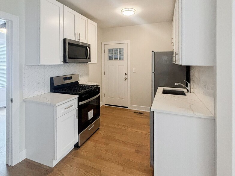 Building Photo - 1940 W Wilson Ave