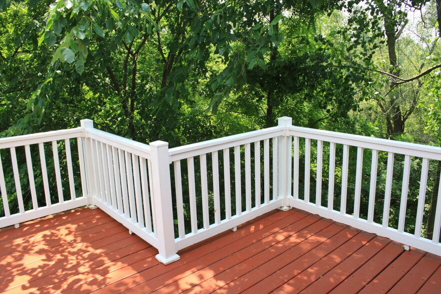 Front Deck - 15920 Short St