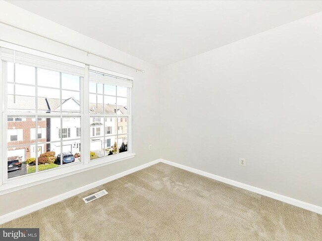 Building Photo - 2103 Paxton Terrace