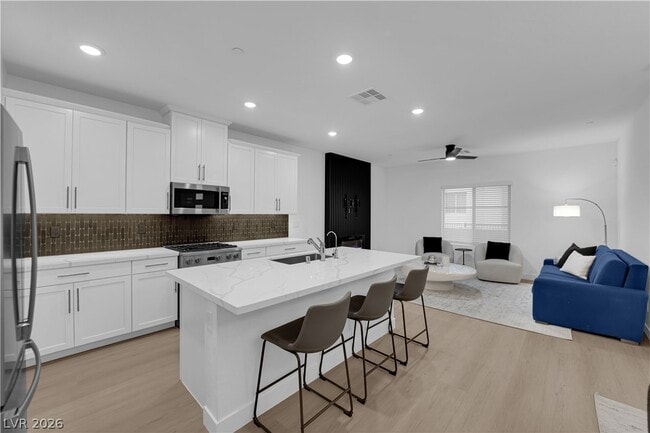 Building Photo - 600 N Carriage Hill Dr