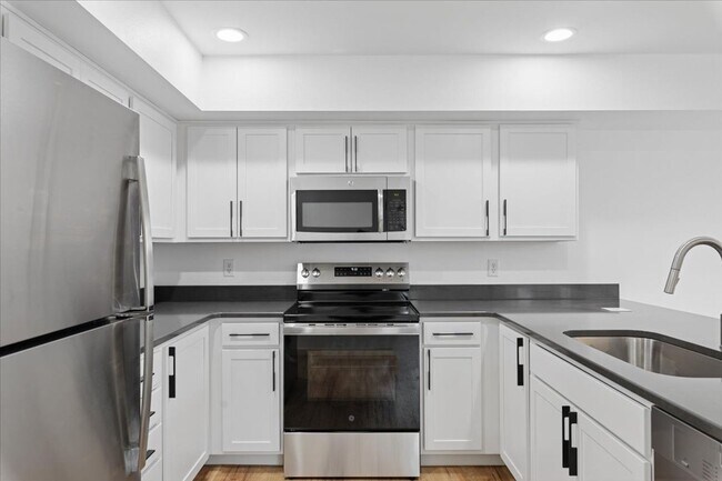 Building Photo - Prime Maple Leaf Bright 2-Bed 2-Bath Corne...