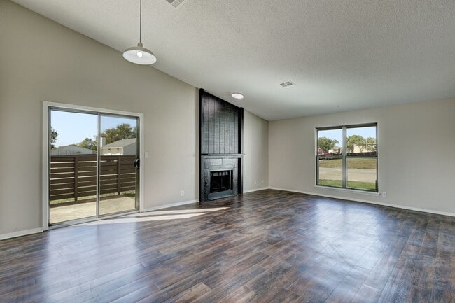 Building Photo - Home Like Living at Apartment Prices