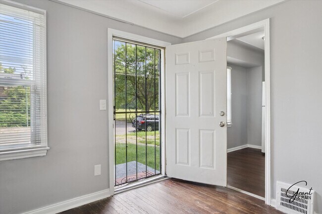 Building Photo - $1300 3 bedroom bungalow