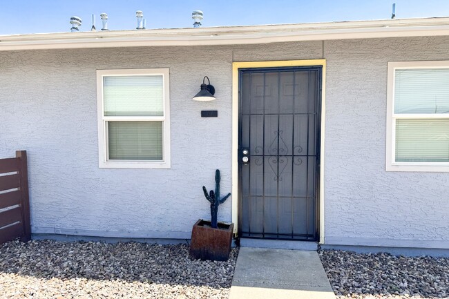 Primary Photo - Charming 2BR/1BA Apartment - Convenient Lo...