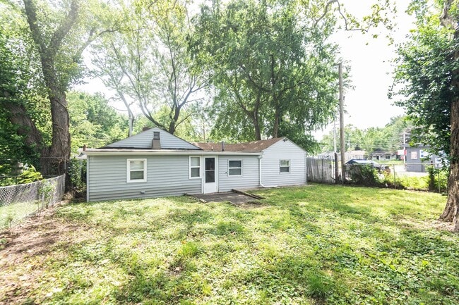 Building Photo - Amazing 3 Bedroom 1 Bathroom Home