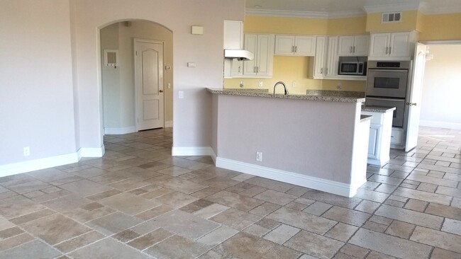 Building Photo - Fantastic and large home with forever view...