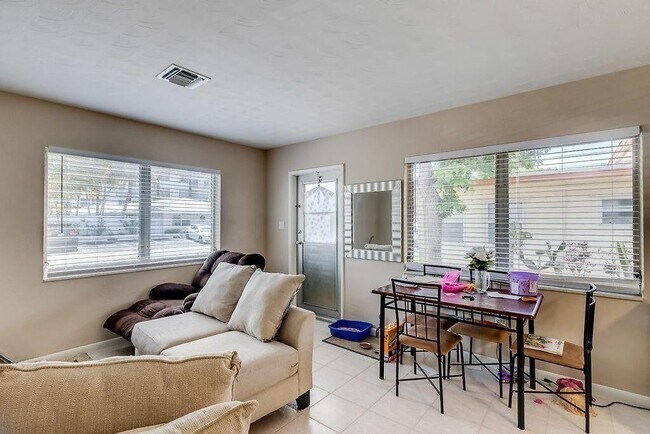 Building Photo - 1037 N Victoria Park Rd