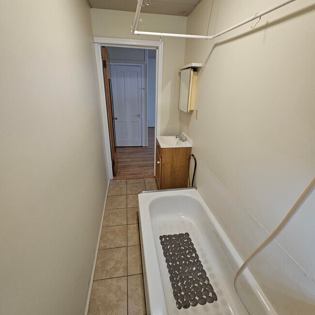 Building Photo - MOTIVATED OWNER JUST LOWERED RENT!  1 Bedroom Apartment on First Floor!