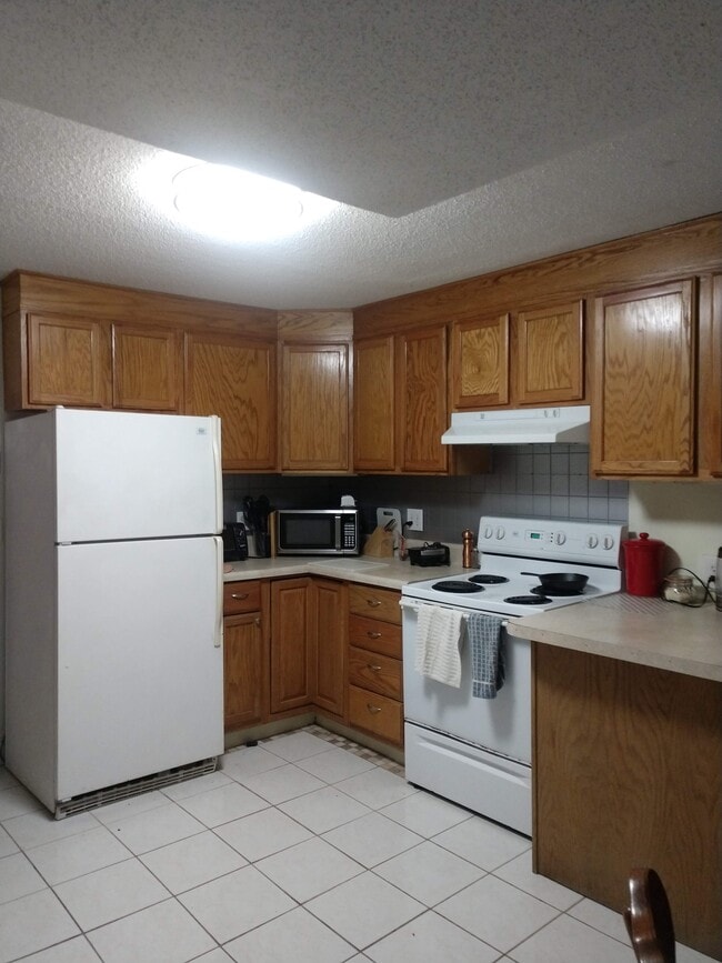 Kitchen - 104 Greenwood Ln