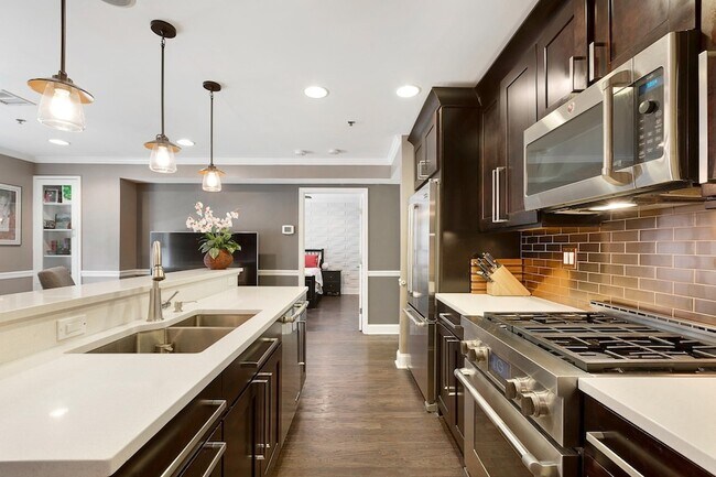 Building Photo - 1331 Grand St