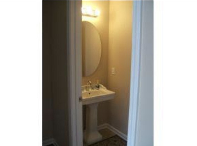 Building Photo - 2121 S Greenwood Dr