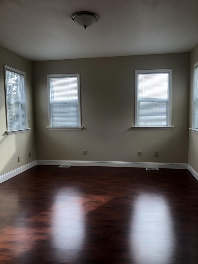 Building Photo - 873 Apgar St