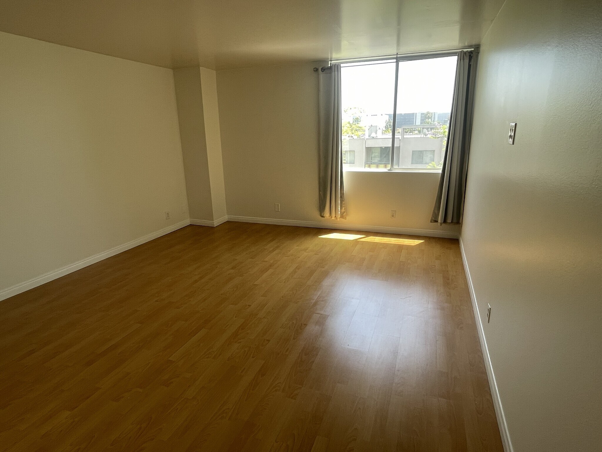 Building Photo - 100 S Doheny Dr