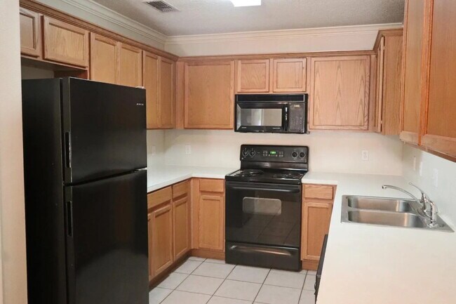 Building Photo - Great 3/3/2 Duplex!