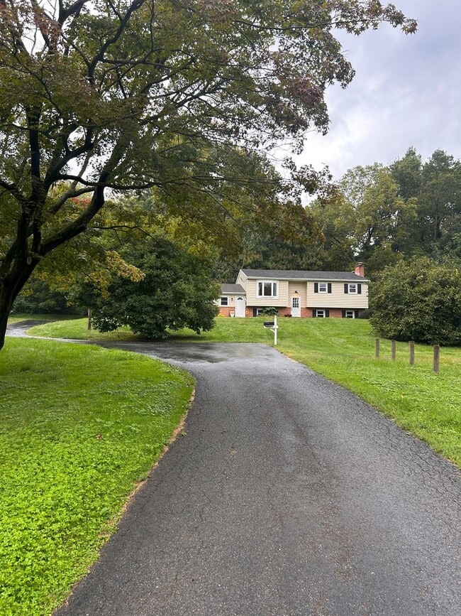 Building Photo - Spacious 4-Bedroom Home with Large Yard & Garage!