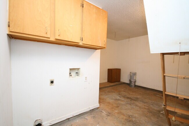 Building Photo - 105 Oakline Dr