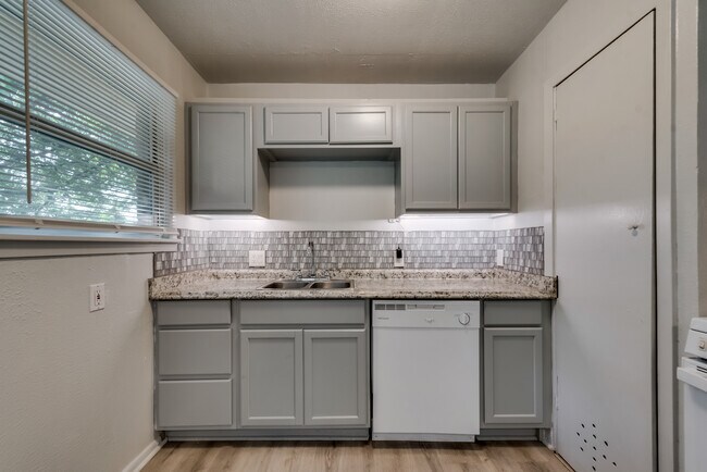 Building Photo - 307 W 4th St