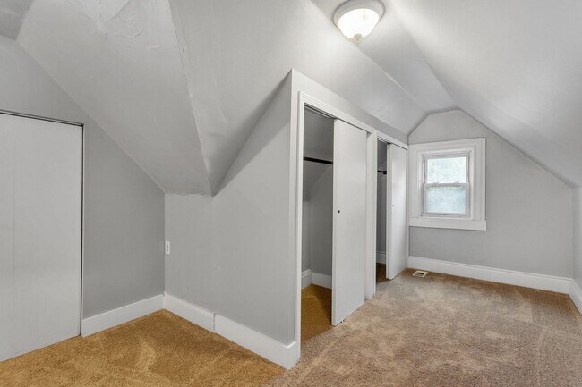 Building Photo - 4 Bed 2 Bath - Newly updated Shadyside home