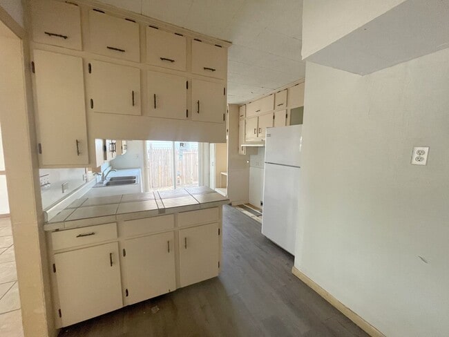 Building Photo - 2120 Canyon Dr