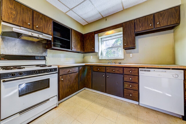 Building Photo - AVAILABLE JUNE 2026 - Traditional 2 Bedroom Home in Mt Washington!