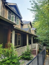 Building Photo - High end town home in perfect location