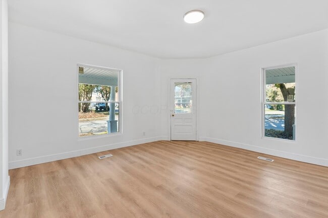 Building Photo - 89 Maple St