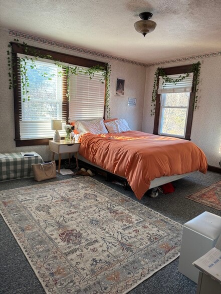 Building Photo - 409 E 1st St