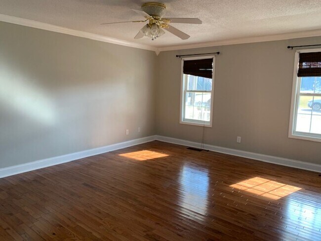 Building Photo - BEAUTIFUL 3 BEDROOM HOME