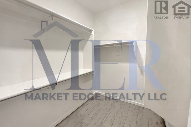 Building Photo - 3Bed/2.5Bath Townhouse at 7th St/Hatcher! Move-In Ready on 04/09/2026! -- NO HOA! ALL TILE FLOORING!